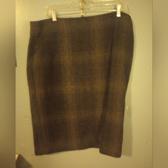Dalia Collection wool blend knee length skirt with back zipper closure - Picture 2 of 7